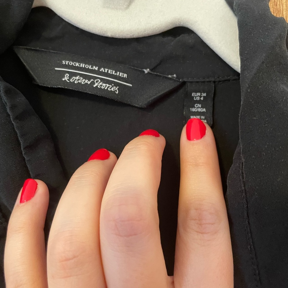 Woman’s &OtherStories Black Short Sleeve Button Down